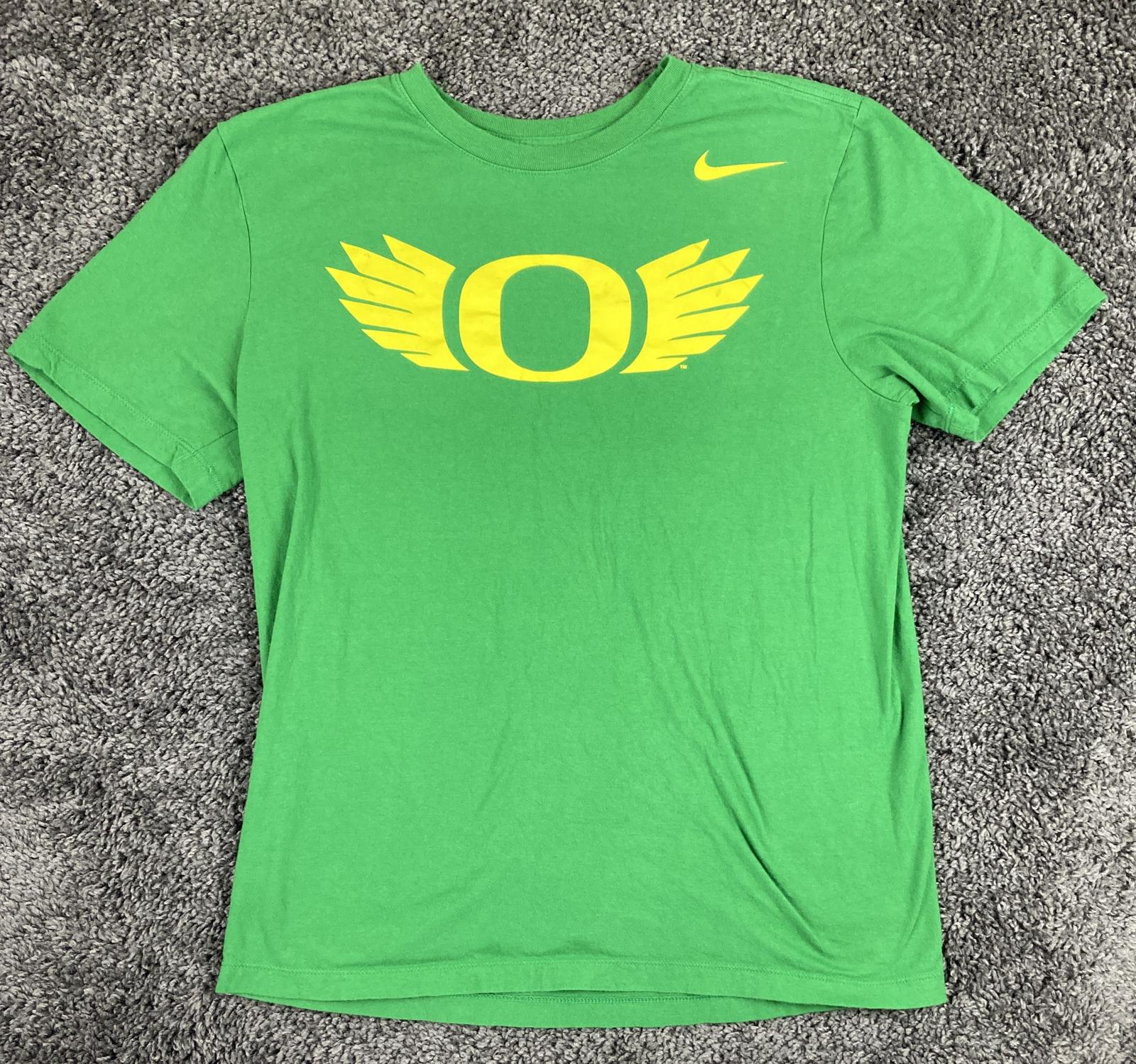 The Nike Tee Oregon Ducks Winged "O" Graphic T-Shirt Green Mens Size M