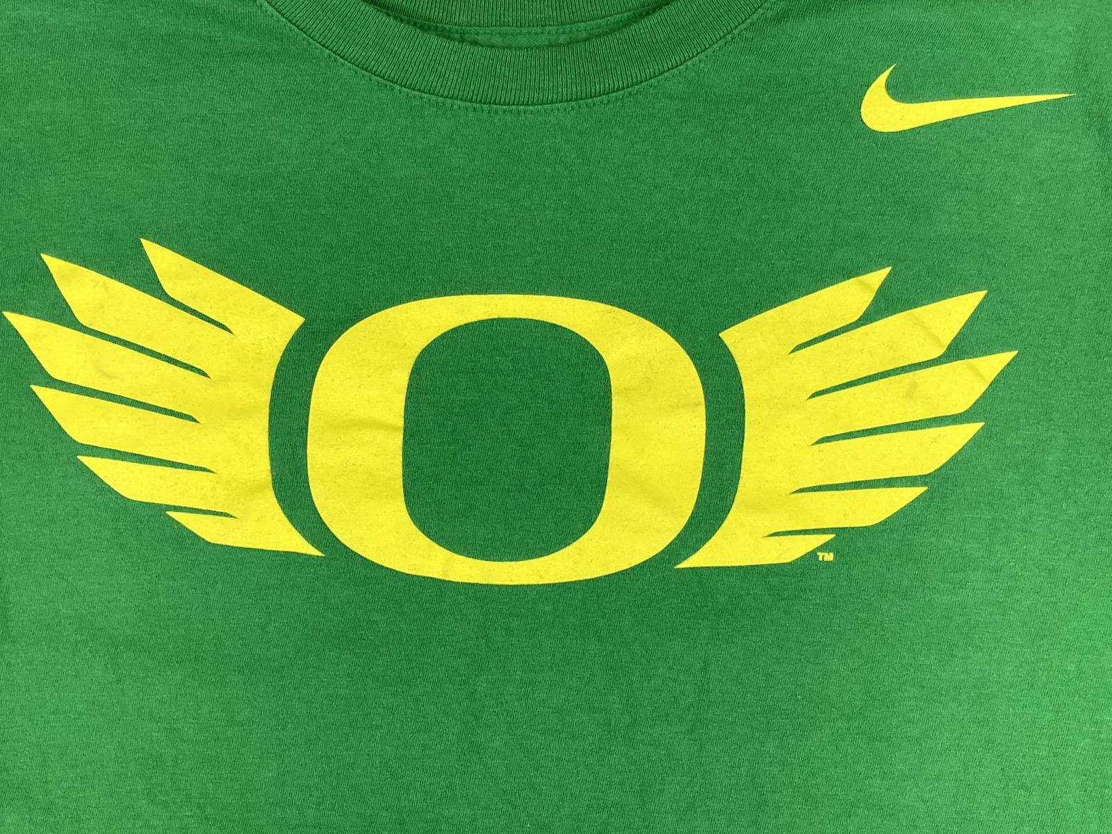The Nike Tee Oregon Ducks Winged "O" Graphic T-Shirt Green Mens Size M