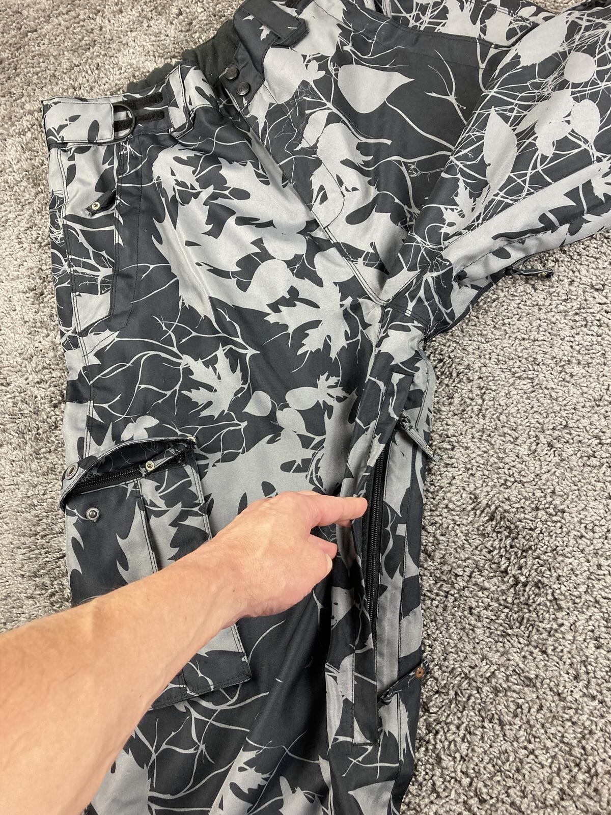Billabong Pilot Ski Snowboard Pants Mens XL Grey Leaf Camo Waterproof Cargo Vtg