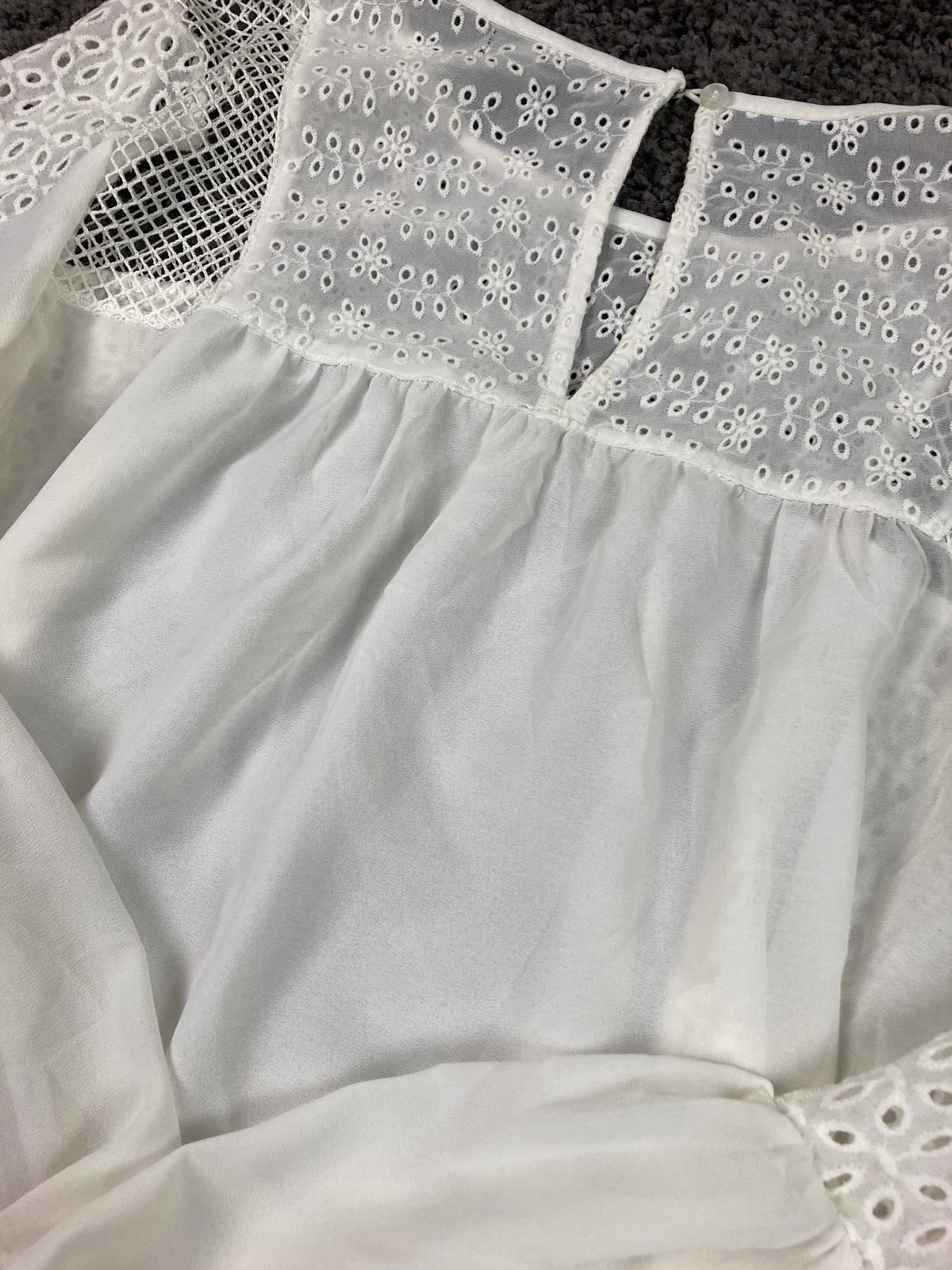 Romeo + Juliet Couture Blouse Women's White Eyelet Lace Long Sleeve Size M
