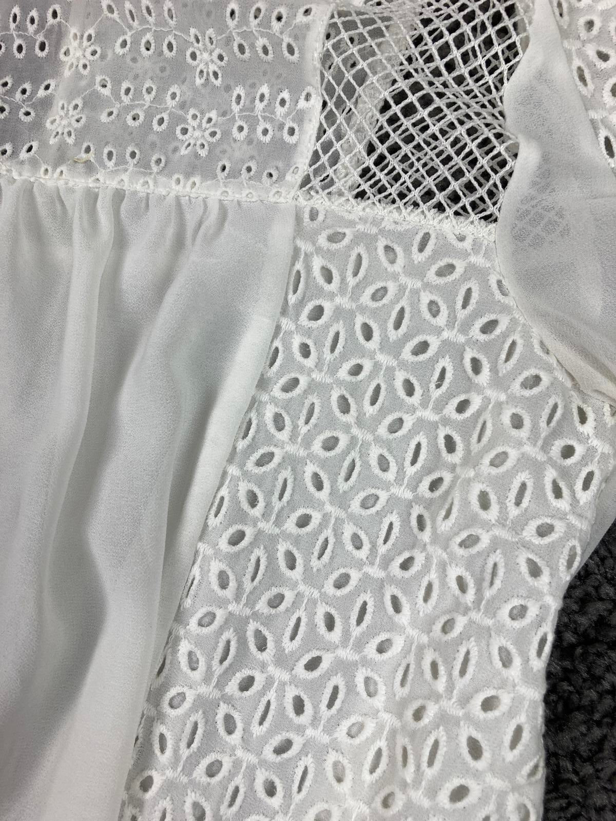 Romeo + Juliet Couture Blouse Women's White Eyelet Lace Long Sleeve Size M
