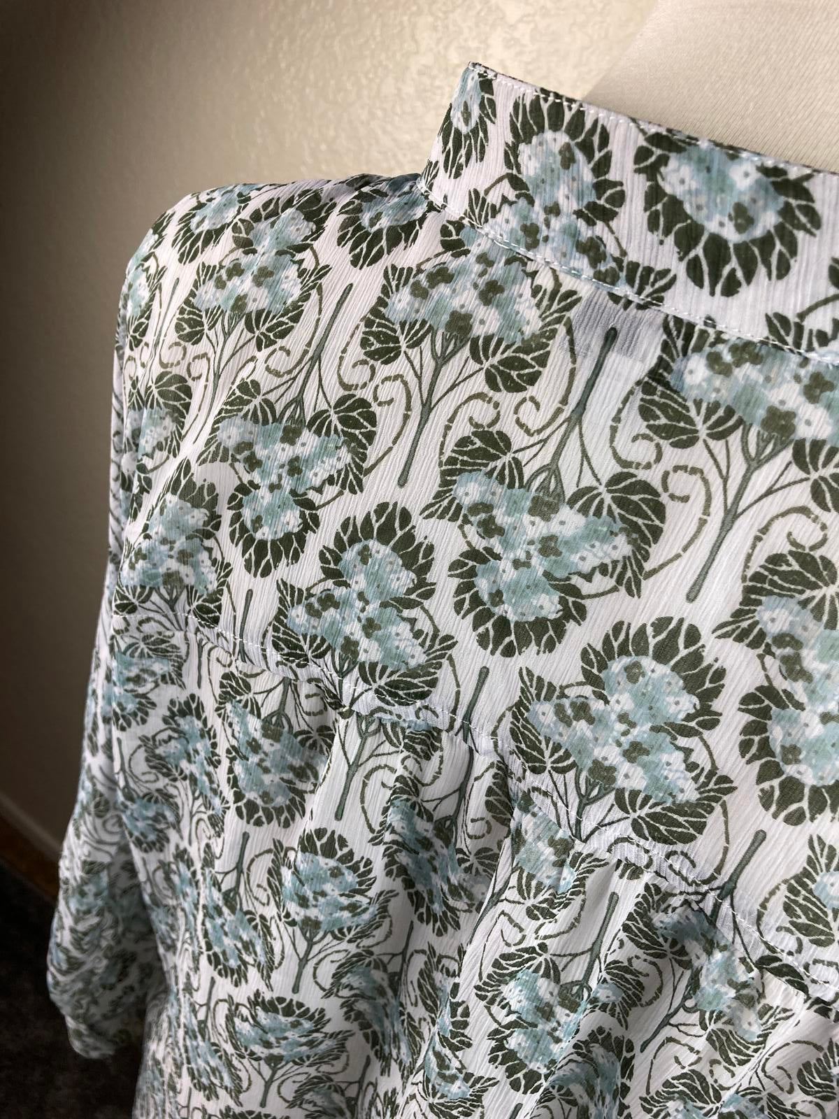 Kut from the Kloth Blouse Floral Split Neck Green Blue White Size Large