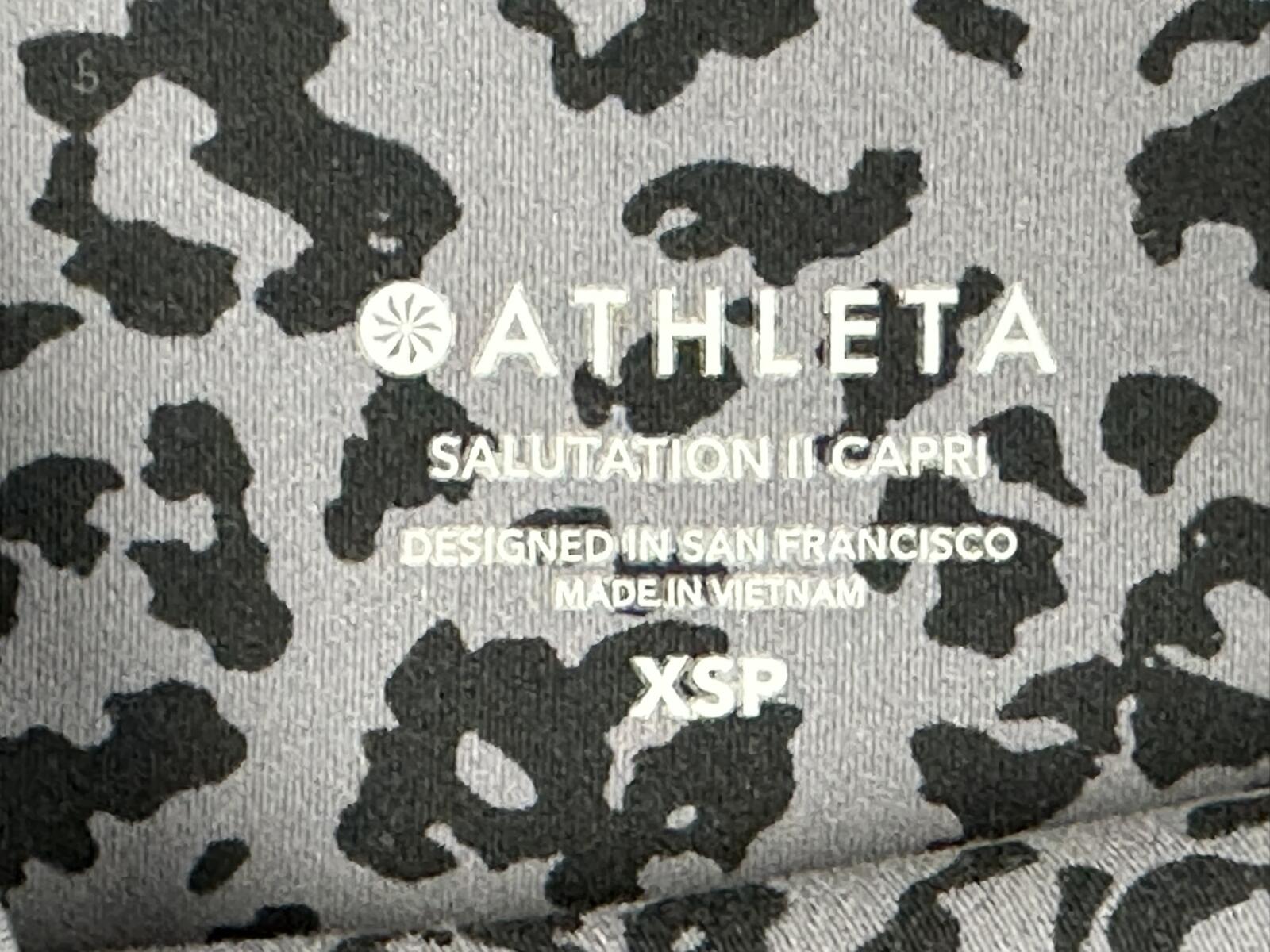 Athleta Salutation II Capri Leggings Gray Leopard Stash Pockets Yoga Pants XSP