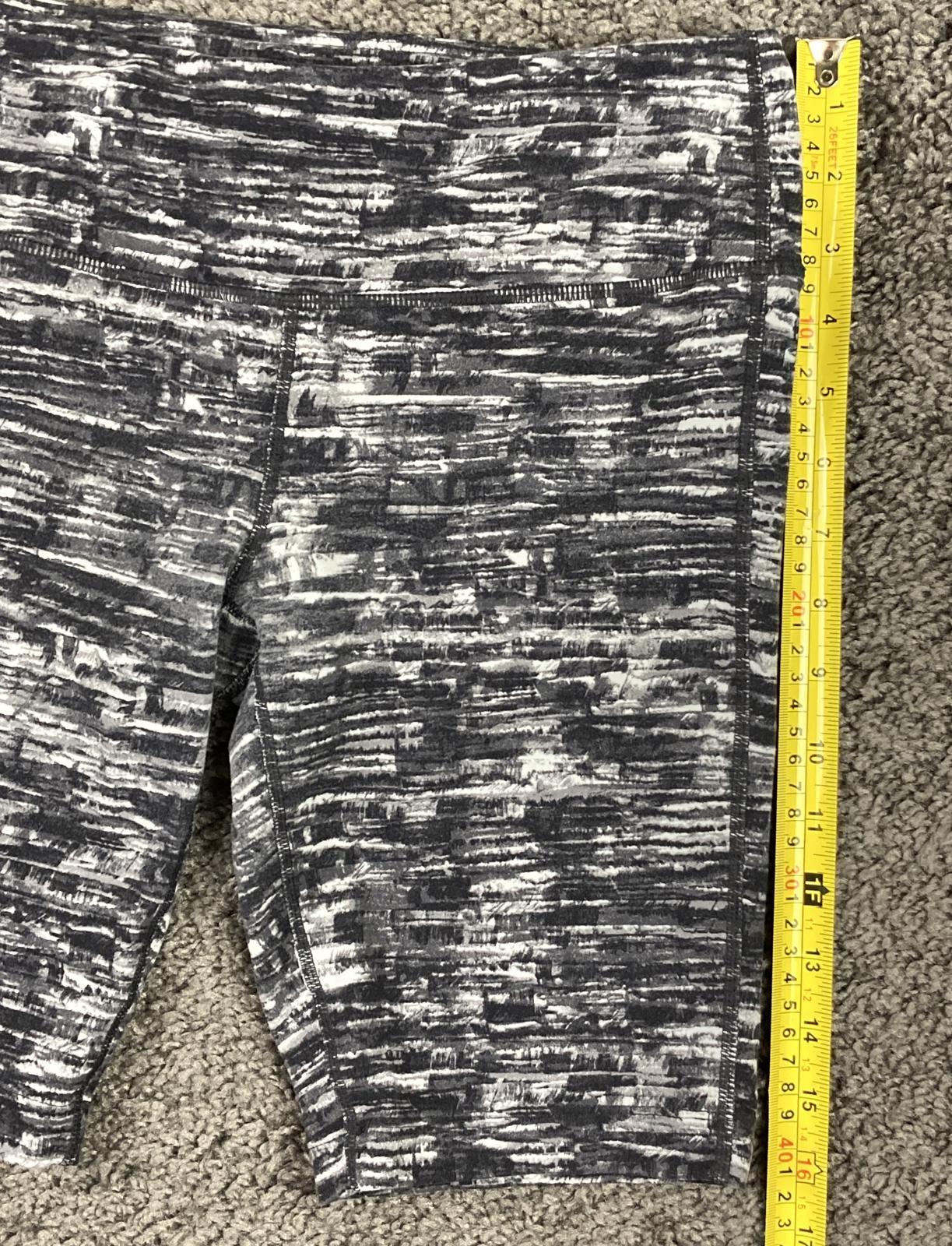 Athleta Chaturanga Jammer 9" Biker Shorts Women's Black Gray Geometric Sz Small