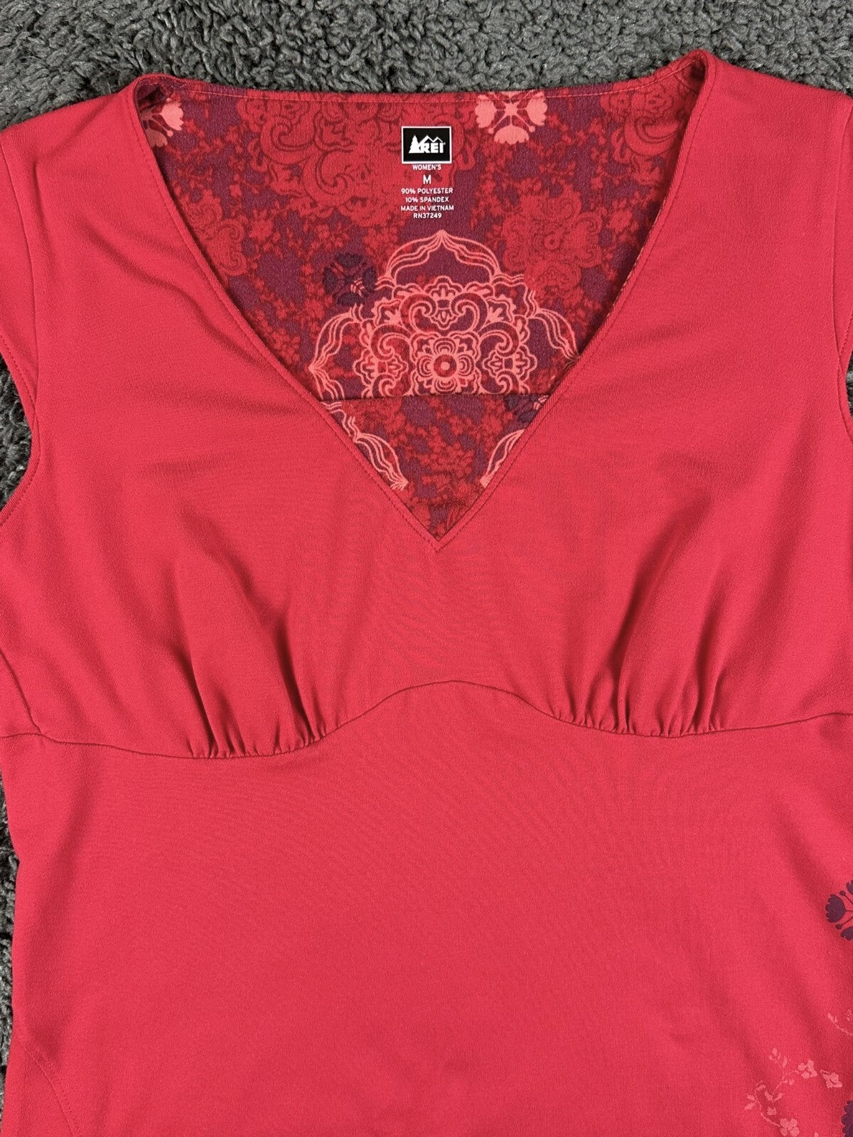REI Womens Tunic Top Medium Red Floral V Neck Cap Sleeve Stretch Travel Shirt