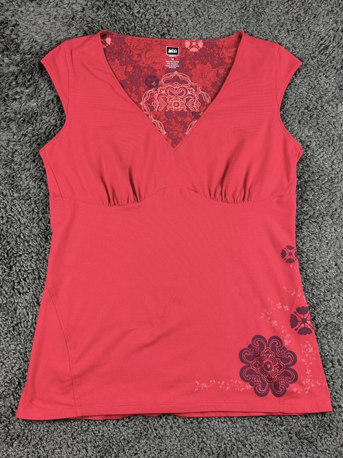 REI Womens Tunic Top Medium Red Floral V Neck Cap Sleeve Stretch Travel Shirt