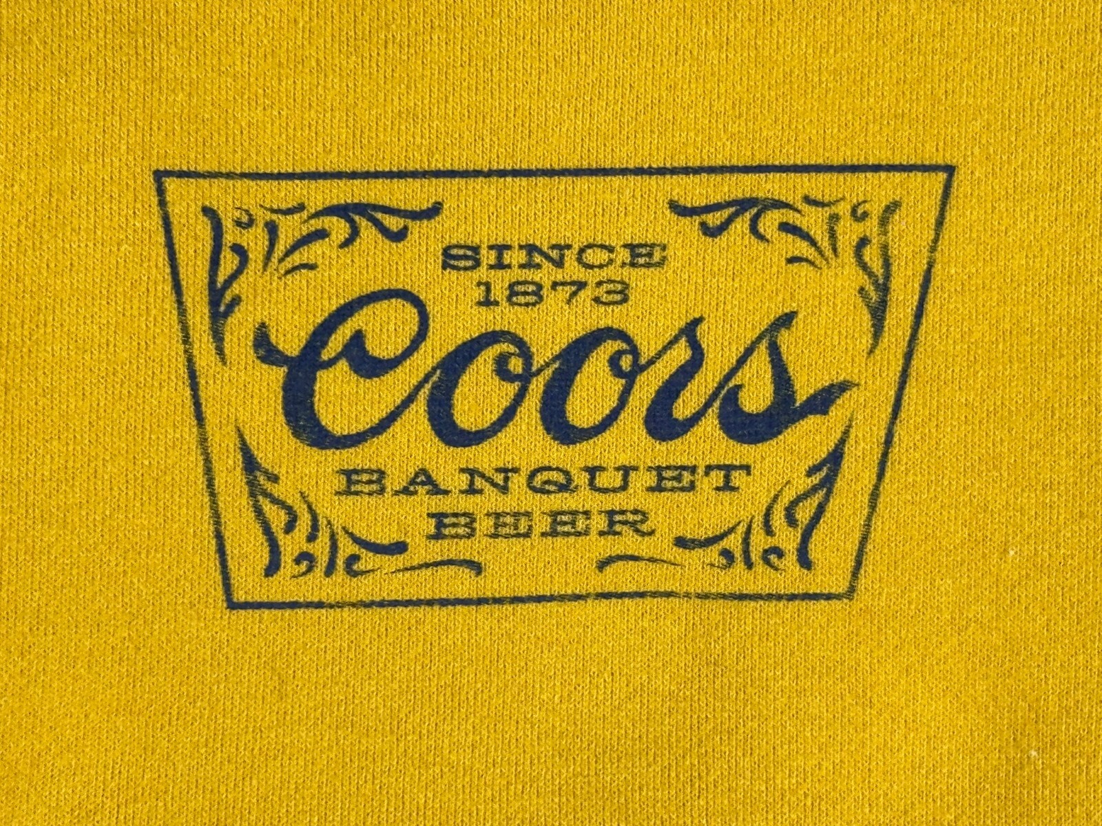 Coors Banquet Mens Sweatshirt Yellow Crewneck Rocky Mountain Beer Graphic Sz M