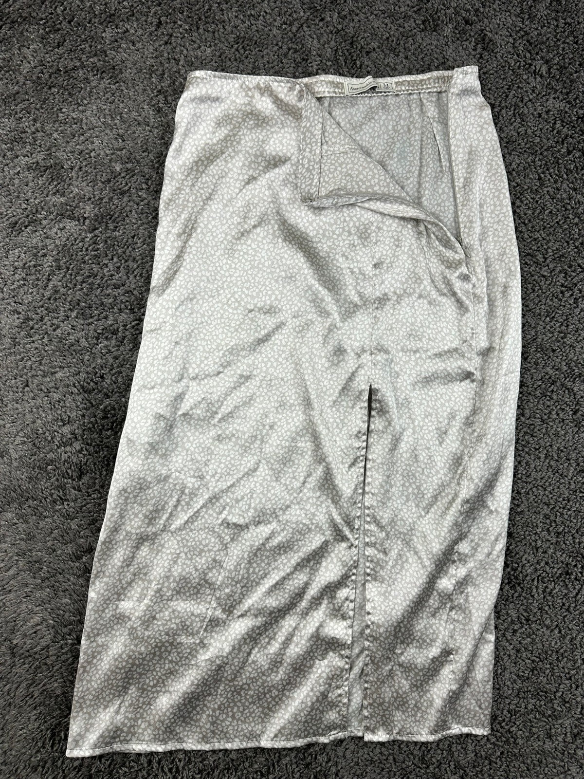 Abercrombie & Fitch Midi Skirt Womens Gray Animal Print Satin Side Slit Sz M