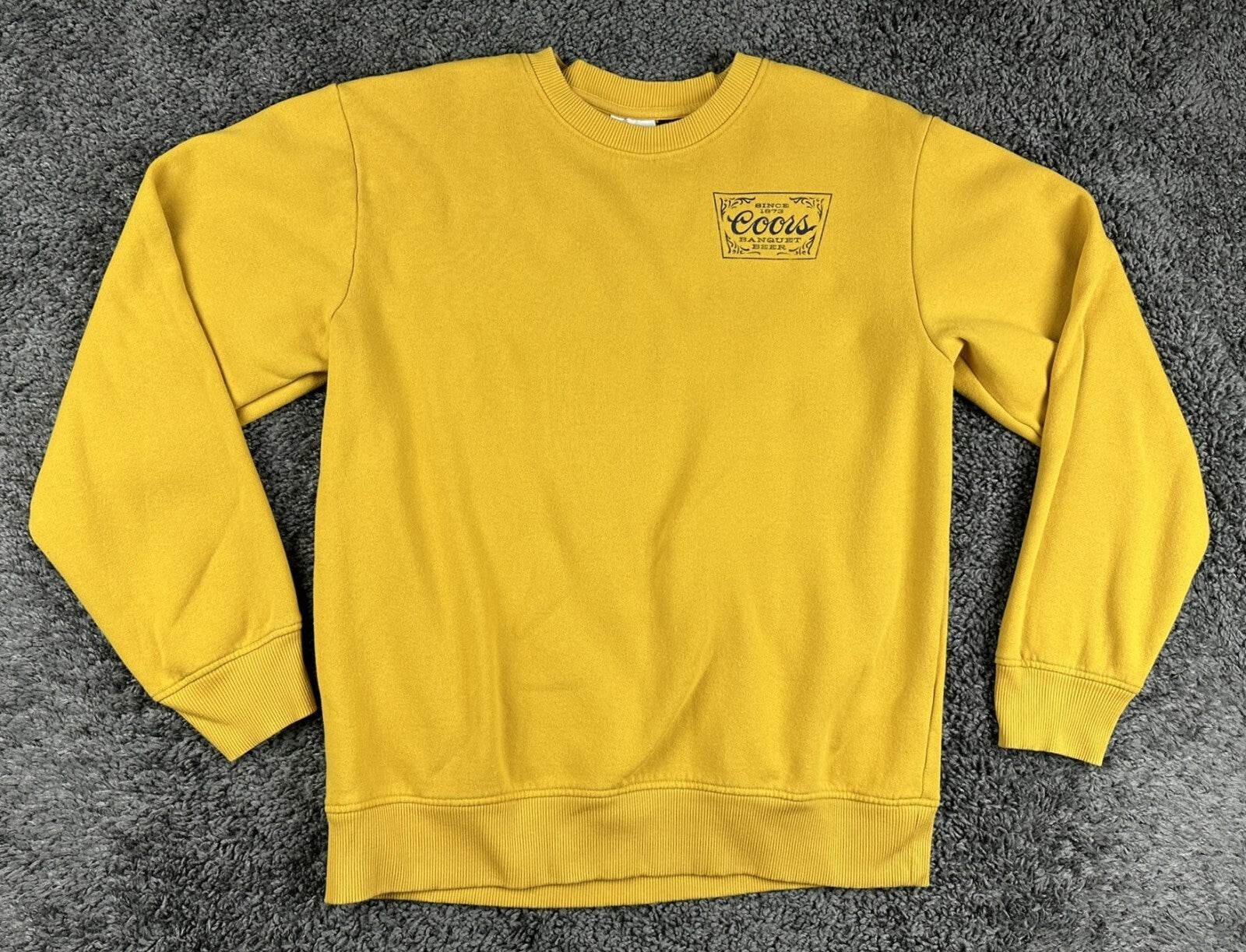 Coors Banquet Mens Sweatshirt Yellow Crewneck Rocky Mountain Beer Graphic Sz M