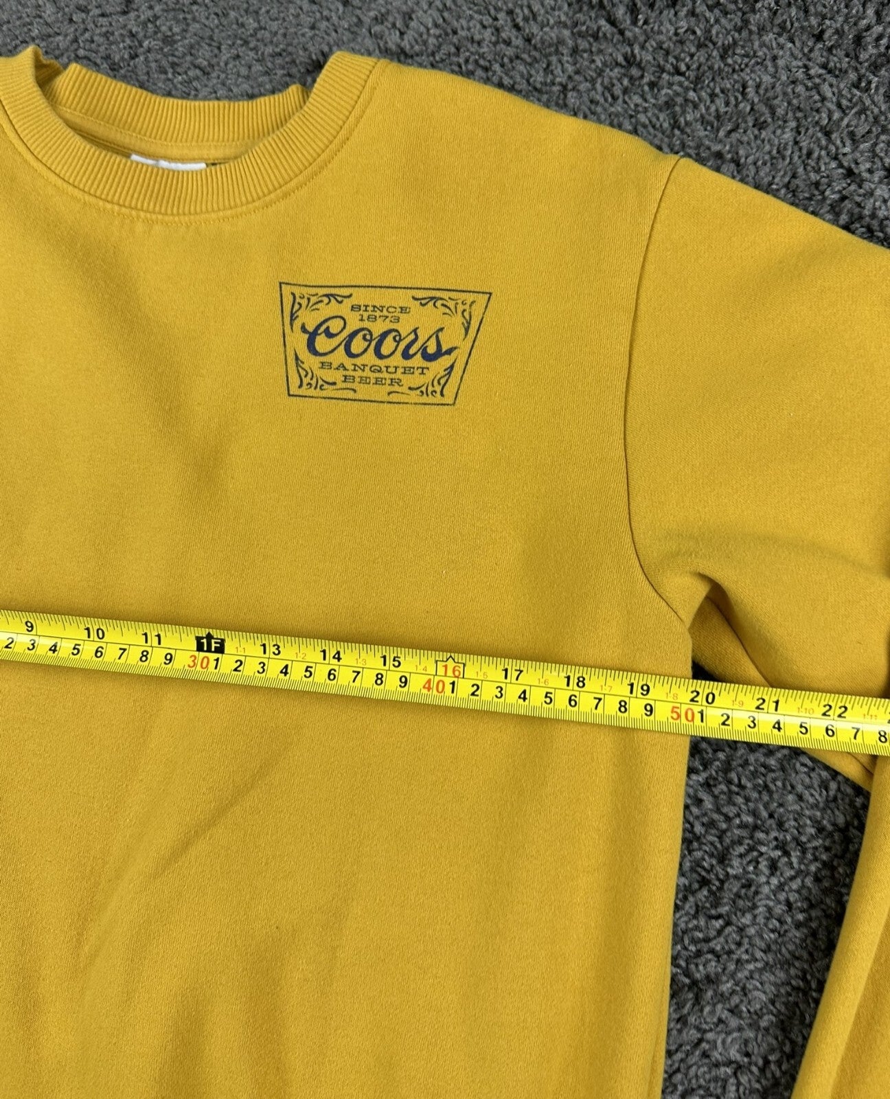 Coors Banquet Mens Sweatshirt Yellow Crewneck Rocky Mountain Beer Graphic Sz M