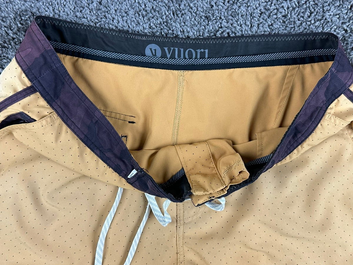 Vuori Cruise Boardshorts Mens L 36 Tan Polka Dot Camo 4-Way Stretch Swim Trunks