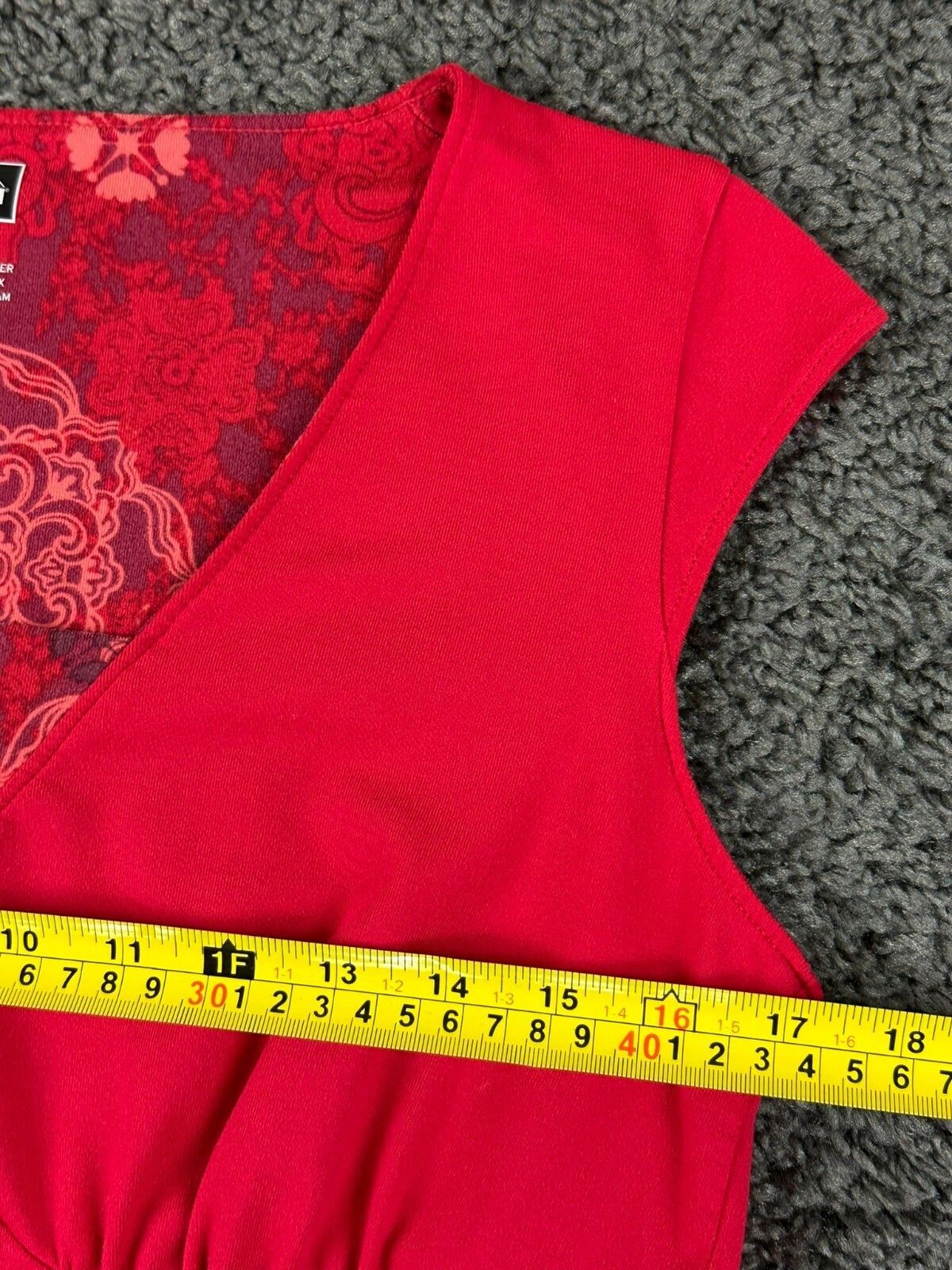 REI Womens Tunic Top Medium Red Floral V Neck Cap Sleeve Stretch Travel Shirt